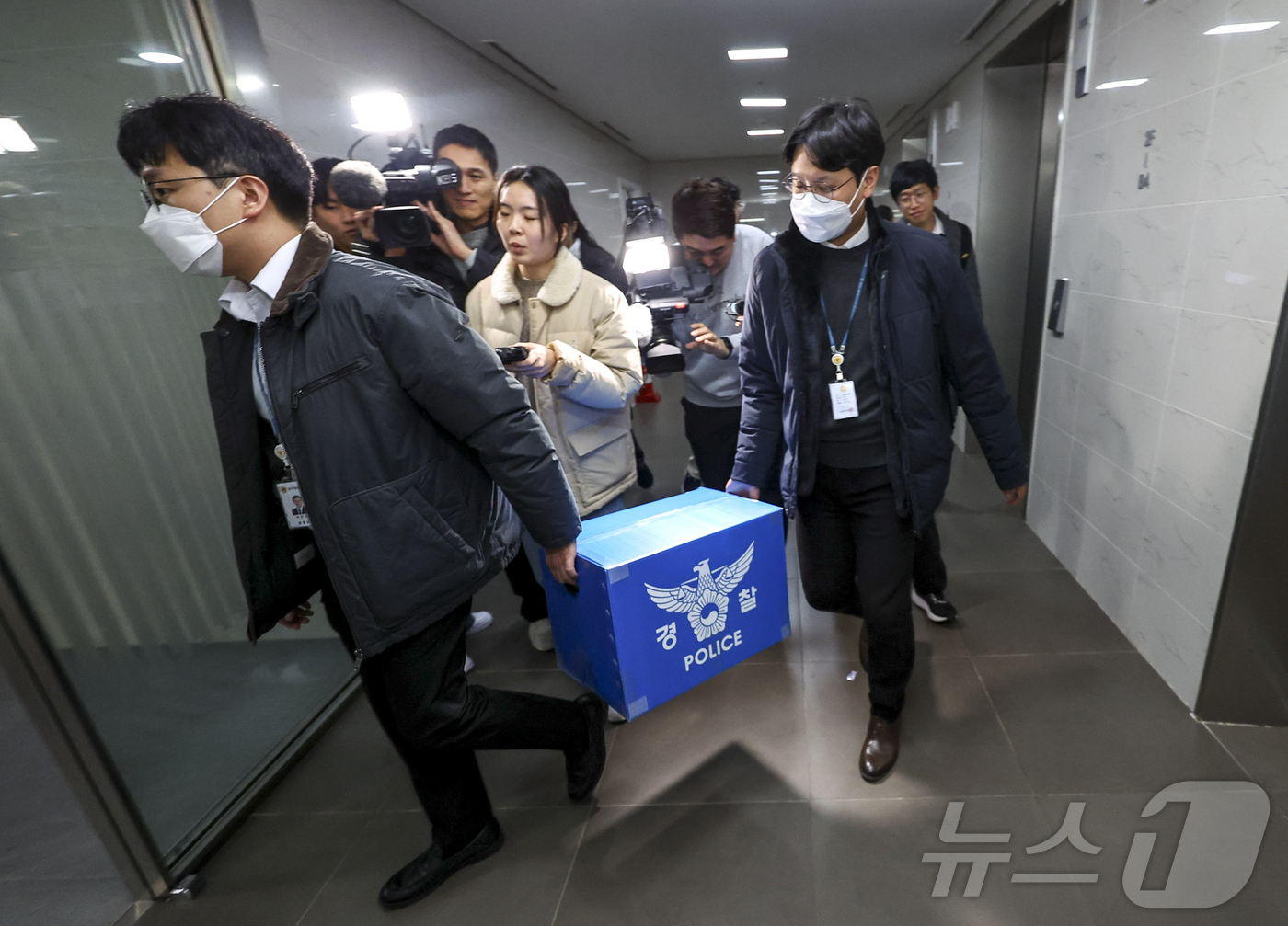 (서울=뉴스1) 김진환 기자 = 경찰이 대규모 개인정보 유출 사태를 빚은 쿠팡을 상대로 강제수사에 나선 9일 오후 서울 송파구 쿠팡 본사 사무실에서 압수수색을 마친 경찰들이 압수품 …