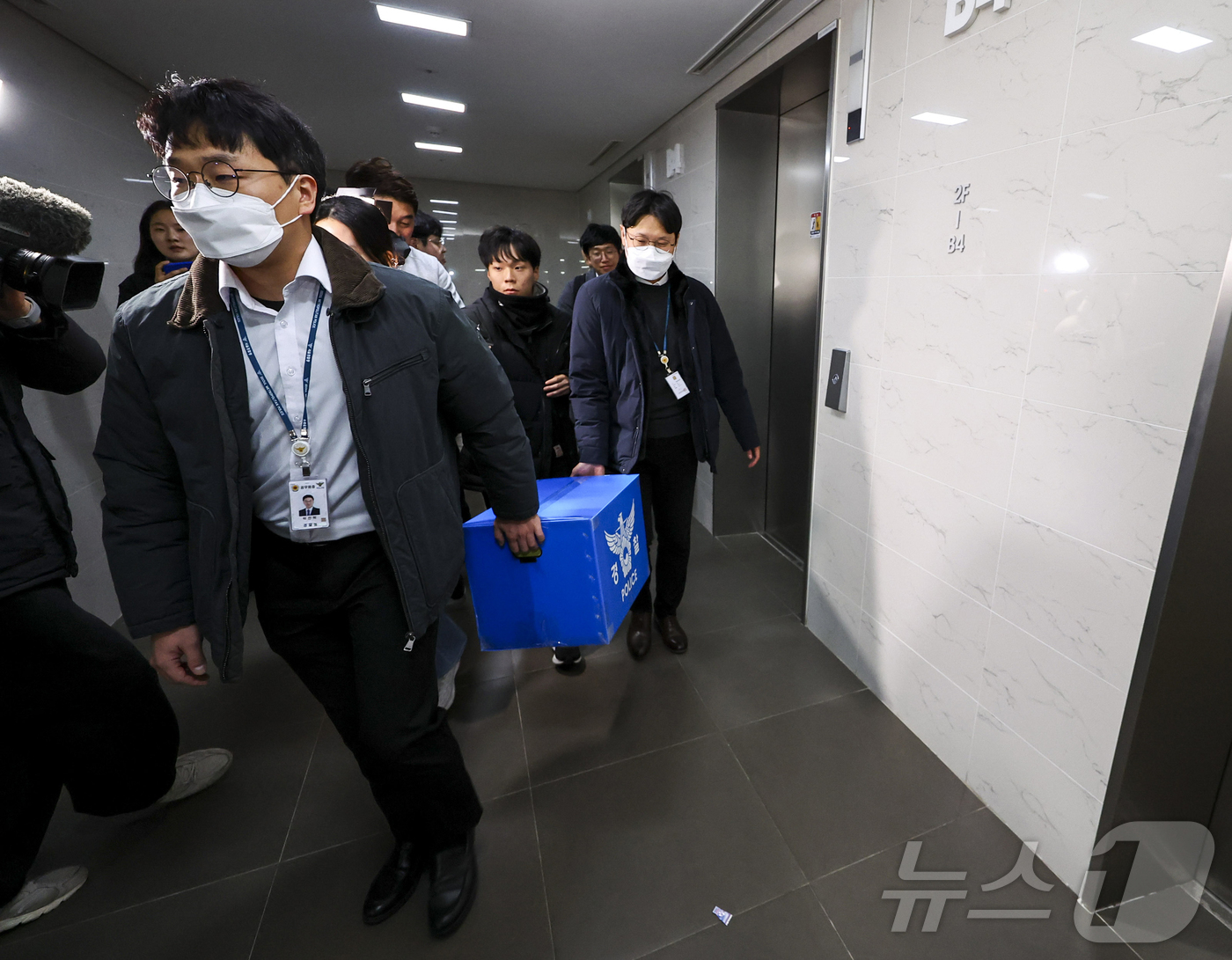 (서울=뉴스1) 김진환 기자 = 경찰이 대규모 개인정보 유출 사태를 빚은 쿠팡을 상대로 강제수사에 나선 9일 오후 서울 송파구 쿠팡 본사 사무실에서 압수수색을 마친 경찰들이 압수품 …