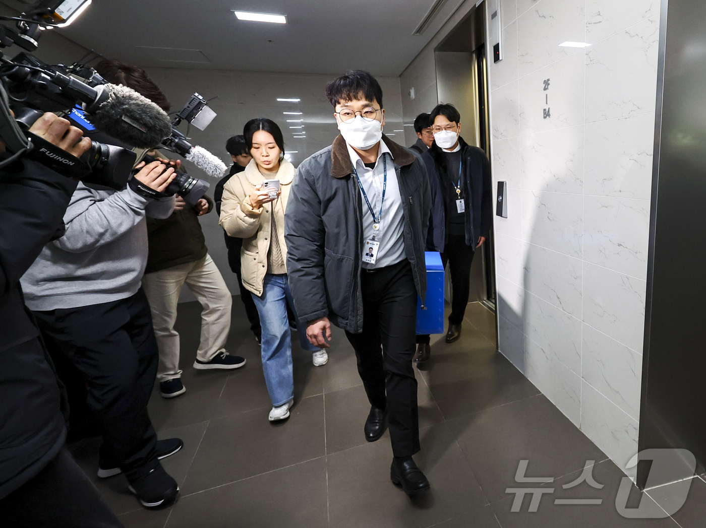 (서울=뉴스1) 김진환 기자 = 경찰이 대규모 개인정보 유출 사태를 빚은 쿠팡을 상대로 강제수사에 나선 9일 오후 서울 송파구 쿠팡 본사 사무실에서 압수수색을 마친 경찰들이 압수품 …