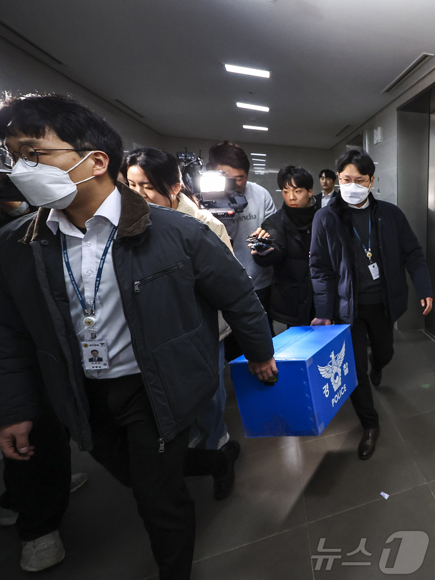 (서울=뉴스1) 김진환 기자 = 경찰이 대규모 개인정보 유출 사태를 빚은 쿠팡을 상대로 강제수사에 나선 9일 오후 서울 송파구 쿠팡 본사 사무실에서 압수수색을 마친 경찰들이 압수품 …