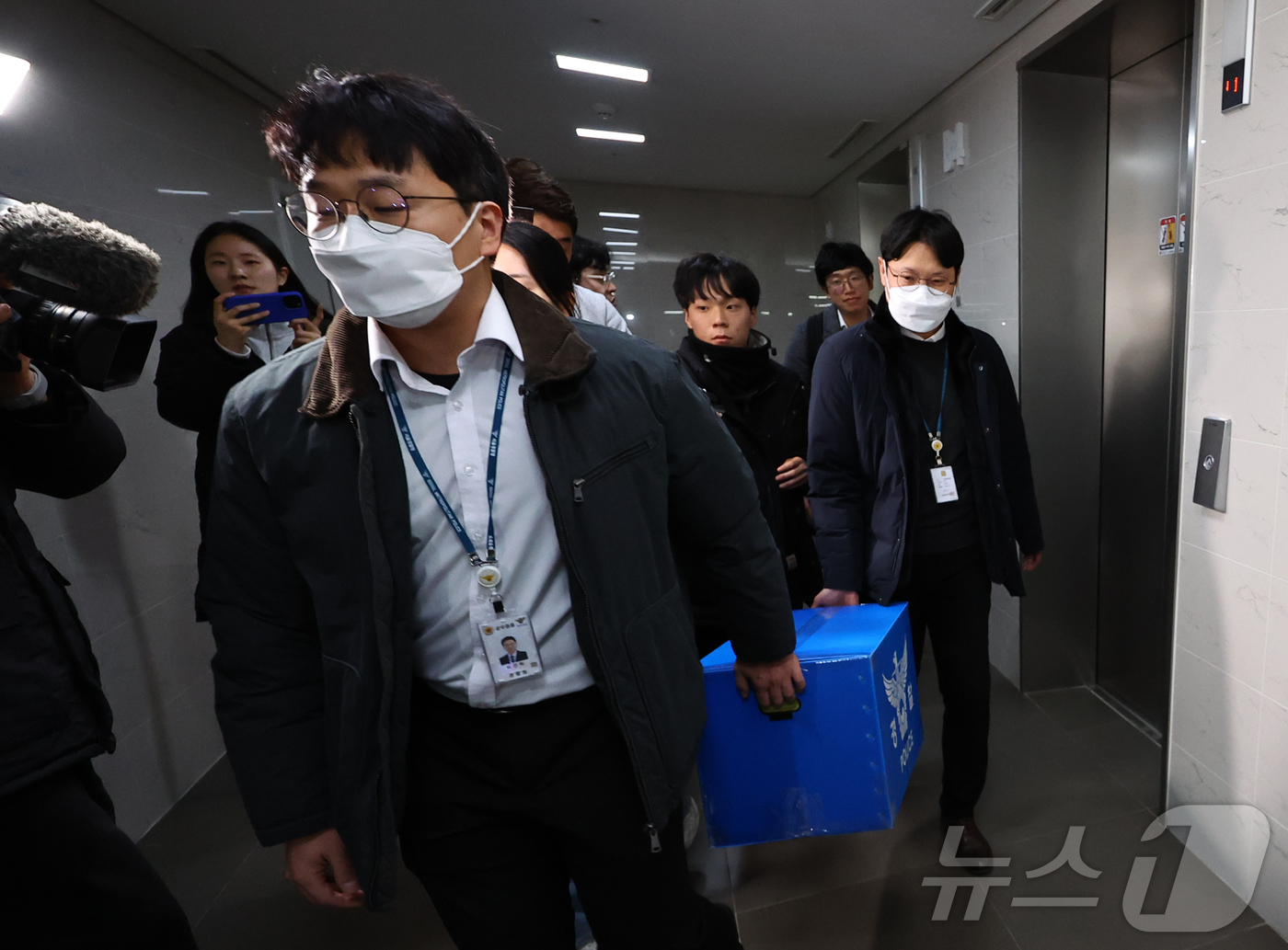 (서울=뉴스1) 김진환 기자 = 경찰이 대규모 개인정보 유출 사태를 빚은 쿠팡을 상대로 강제수사에 나선 9일 오후 서울 송파구 쿠팡 본사 사무실에서 압수수색을 마친 경찰들이 압수품 …