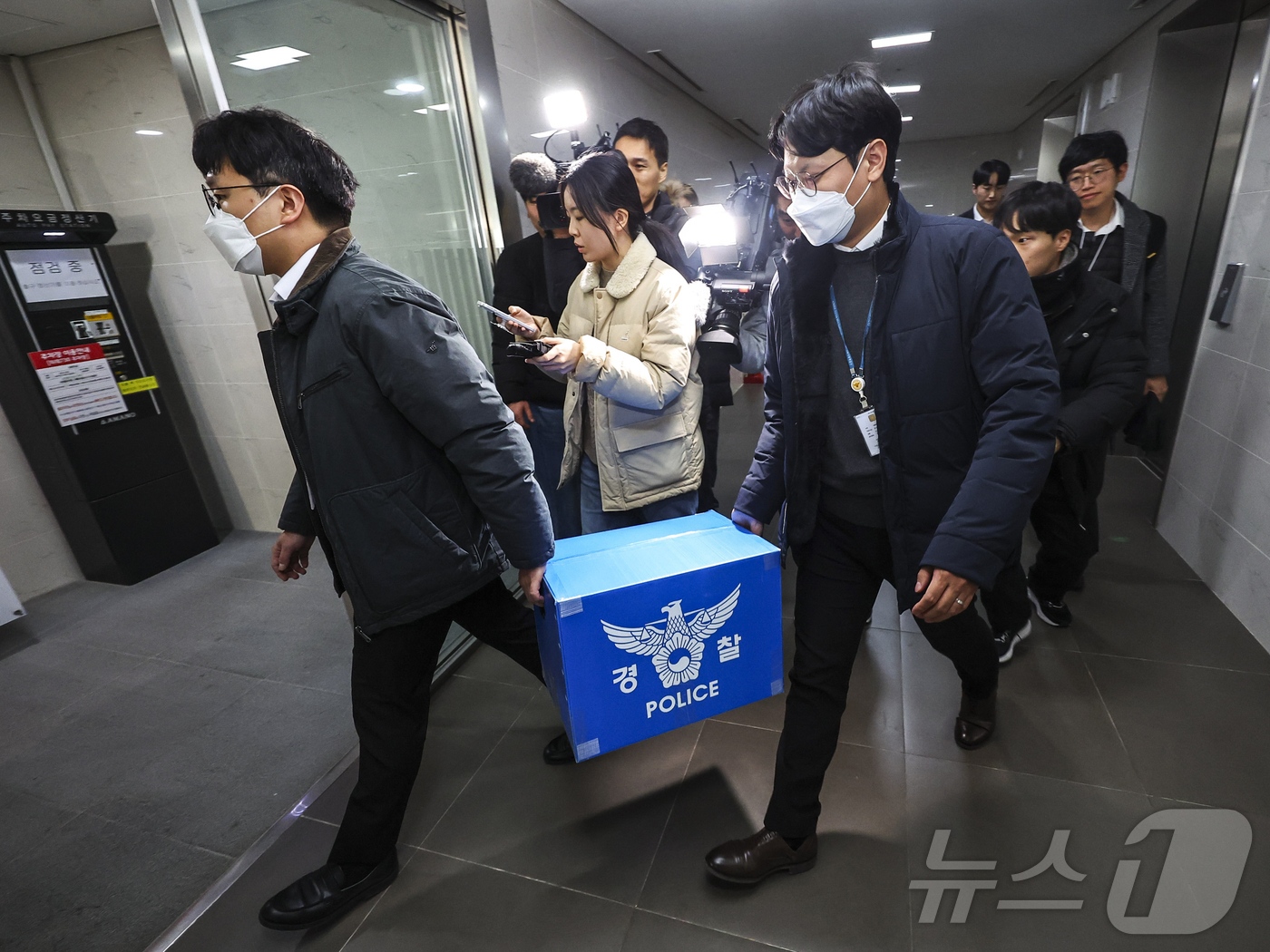 (서울=뉴스1) 김진환 기자 = 경찰이 대규모 개인정보 유출 사태를 빚은 쿠팡을 상대로 강제수사에 나선 9일 오후 서울 송파구 쿠팡 본사 사무실에서 압수수색을 마친 경찰들이 압수품 …