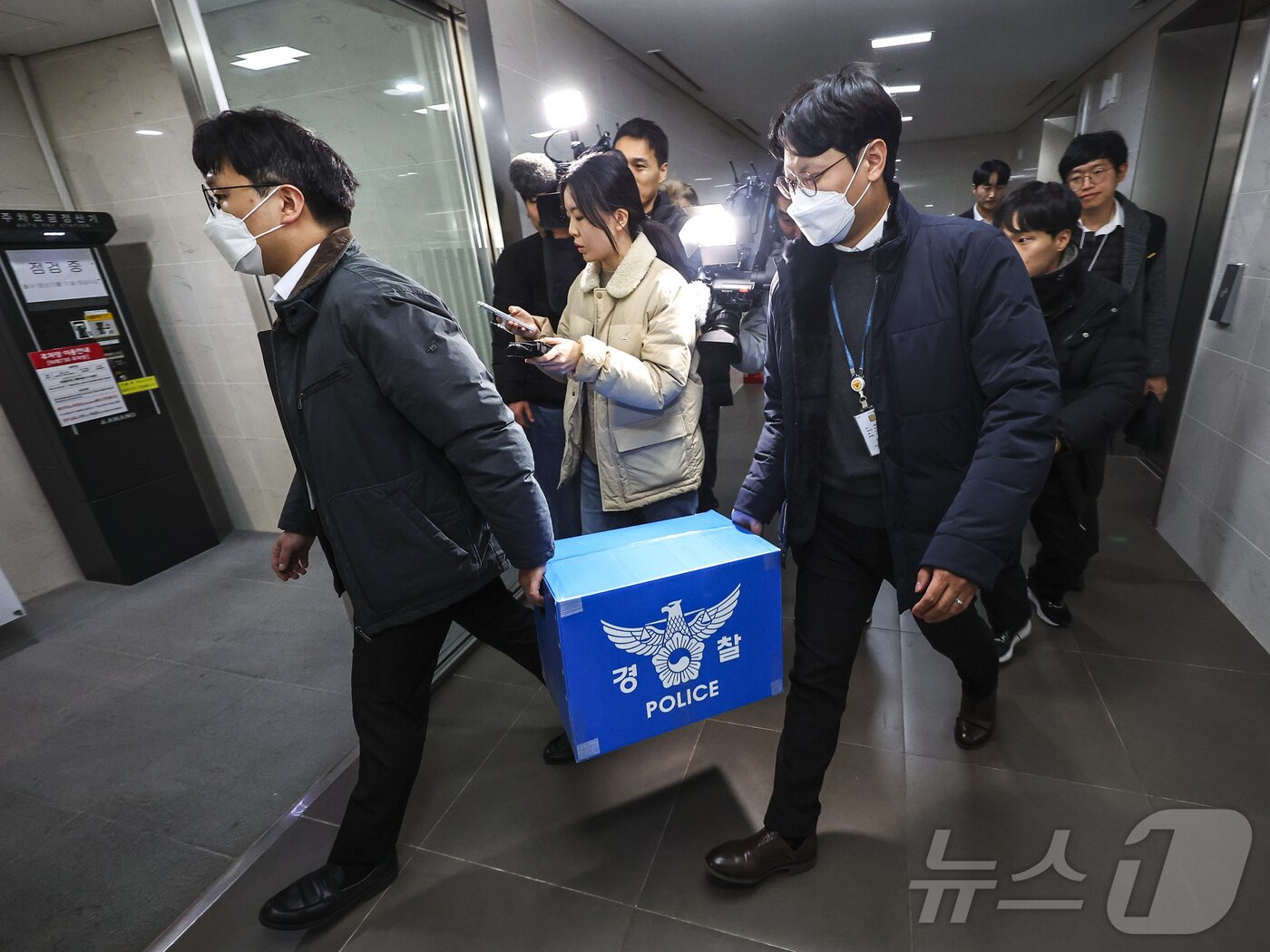 본문 이미지 - 경찰이 대규모 개인정보 유출 사태를 빚은 쿠팡을 상대로 강제수사에 나선 9일 오후 서울 송파구 쿠팡 본사 사무실에서 압수수색을 마친 경찰들이 압수품을 옮기고 있다. &#40;공동취재&#41; 2025.12.9/뉴스1 ⓒ News1 김진환 기자