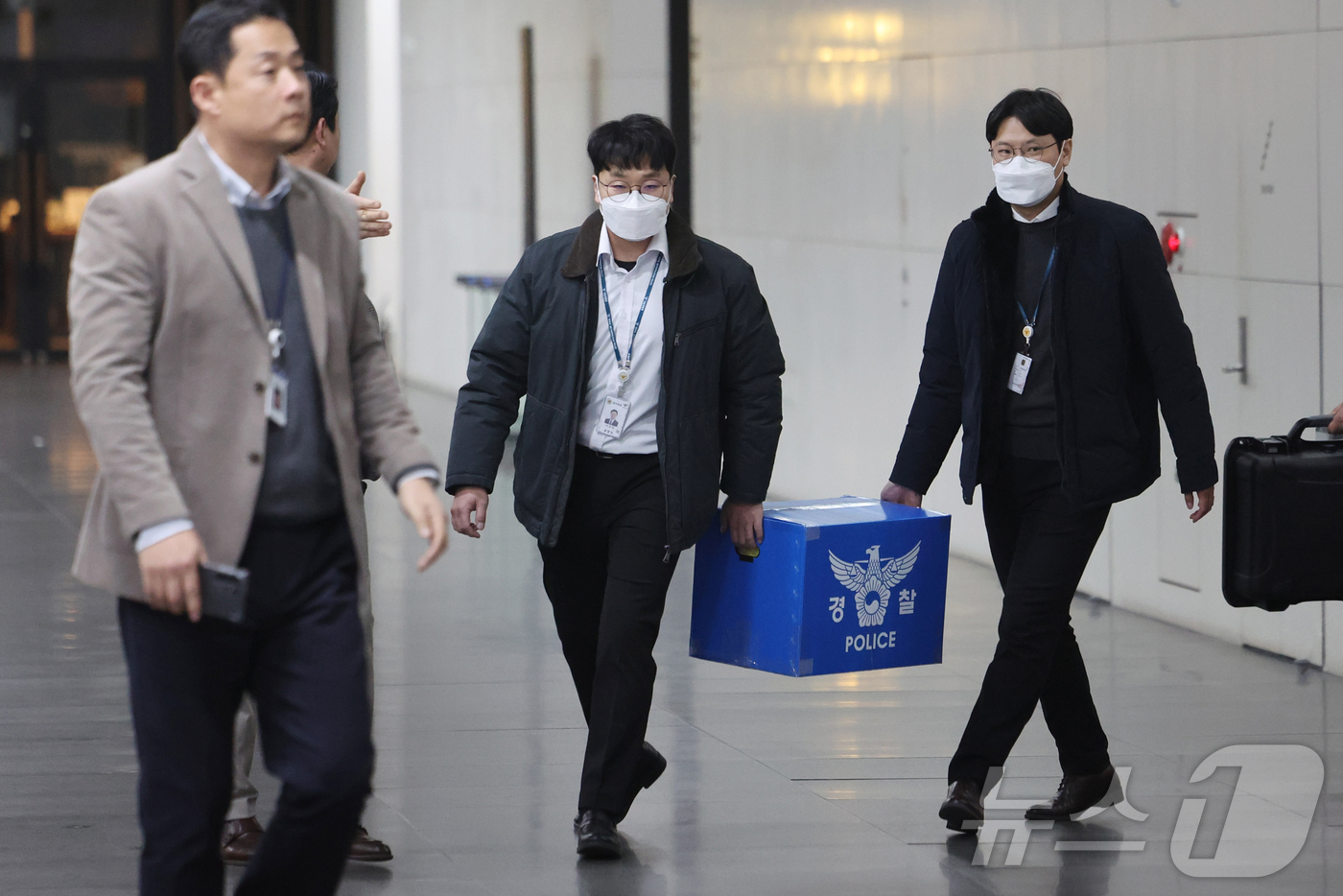 (서울=뉴스1) 김진환 기자 = 경찰이 대규모 개인정보 유출 사태를 빚은 쿠팡을 상대로 강제수사에 나선 9일 오후 서울 송파구 쿠팡 본사 사무실에서 압수수색을 마친 경찰들이 압수품 …