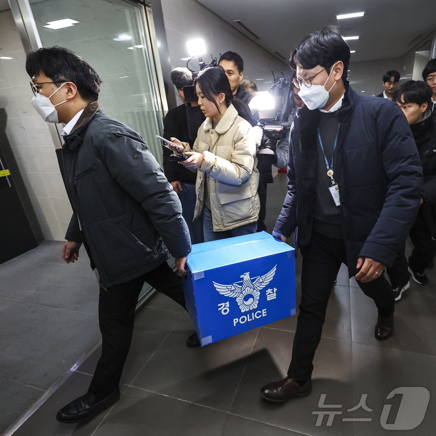 (서울=뉴스1) 김진환 기자 = 경찰이 대규모 개인정보 유출 사태를 빚은 쿠팡을 상대로 강제수사에 나선 9일 오후 서울 송파구 쿠팡 본사 사무실에서 압수수색을 마친 경찰들이 압수품 …