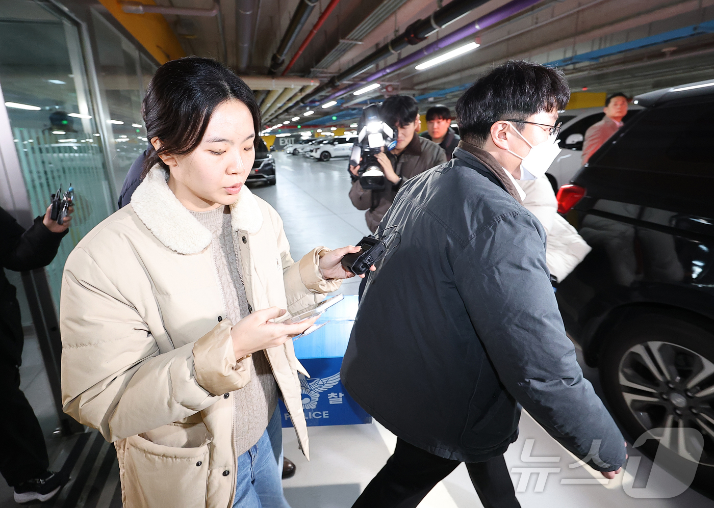 (서울=뉴스1) 김진환 기자 = 경찰이 대규모 개인정보 유출 사태를 빚은 쿠팡을 상대로 강제수사에 나선 9일 오후 서울 송파구 쿠팡 본사 사무실에서 압수수색을 마친 경찰들이 압수품 …