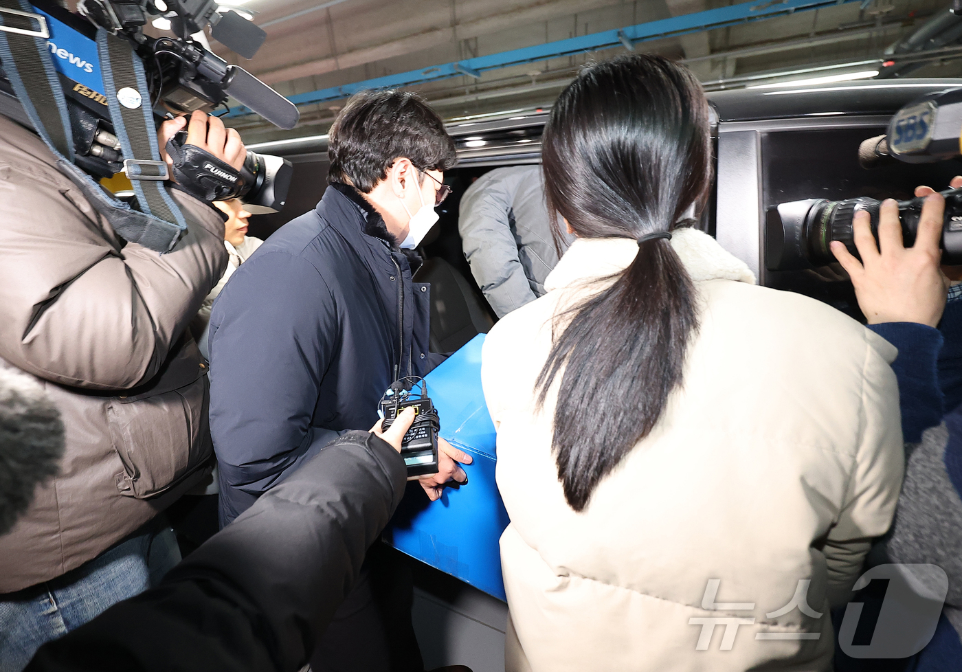 (서울=뉴스1) 김진환 기자 = 경찰이 대규모 개인정보 유출 사태를 빚은 쿠팡을 상대로 강제수사에 나선 9일 오후 서울 송파구 쿠팡 본사 사무실에서 압수수색을 마친 경찰들이 압수품 …