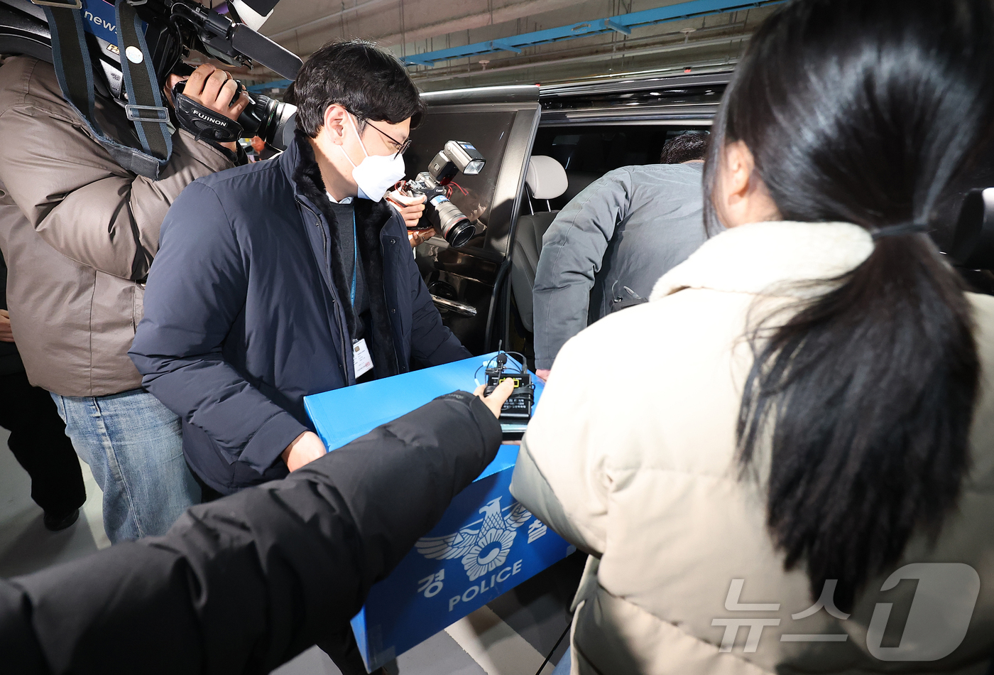 (서울=뉴스1) 김진환 기자 = 경찰이 대규모 개인정보 유출 사태를 빚은 쿠팡을 상대로 강제수사에 나선 9일 오후 서울 송파구 쿠팡 본사 사무실에서 압수수색을 마친 경찰들이 압수품 …