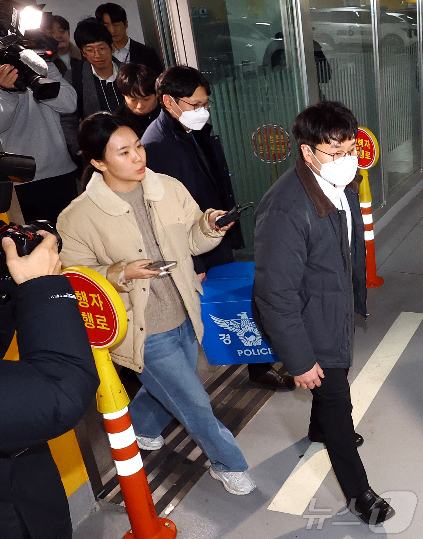 (서울=뉴스1) 김진환 기자 = 경찰이 대규모 개인정보 유출 사태를 빚은 쿠팡을 상대로 강제수사에 나선 9일 오후 서울 송파구 쿠팡 본사 사무실에서 압수수색을 마친 경찰들이 압수품 …