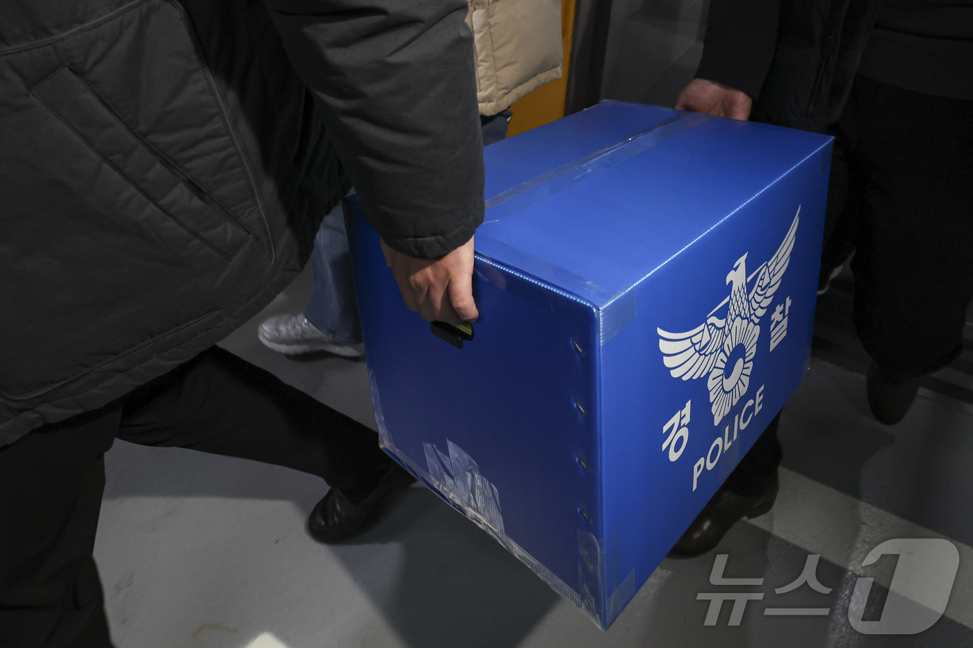 (서울=뉴스1) 김진환 기자 = 경찰이 대규모 개인정보 유출 사태를 빚은 쿠팡을 상대로 강제수사에 나선 9일 오후 서울 송파구 쿠팡 본사 사무실에서 압수수색을 마친 경찰들이 압수품 …