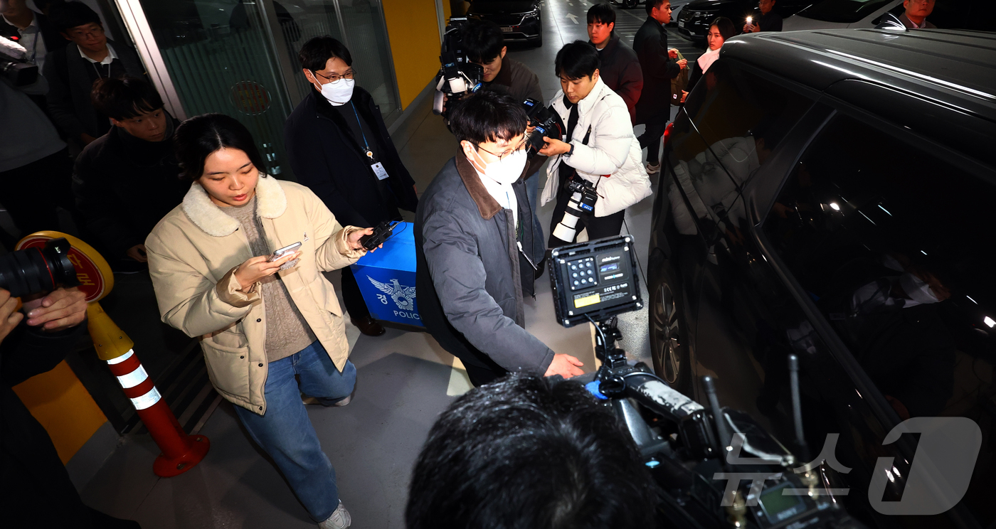 (서울=뉴스1) 김진환 기자 = 경찰이 대규모 개인정보 유출 사태를 빚은 쿠팡을 상대로 강제수사에 나선 9일 오후 서울 송파구 쿠팡 본사 사무실에서 압수수색을 마친 경찰들이 압수품 …