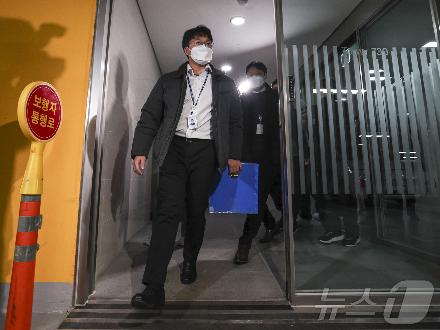 (서울=뉴스1) 김진환 기자 = 경찰이 대규모 개인정보 유출 사태를 빚은 쿠팡을 상대로 강제수사에 나선 9일 오후 서울 송파구 쿠팡 본사 사무실에서 압수수색을 마친 경찰들이 압수품 …