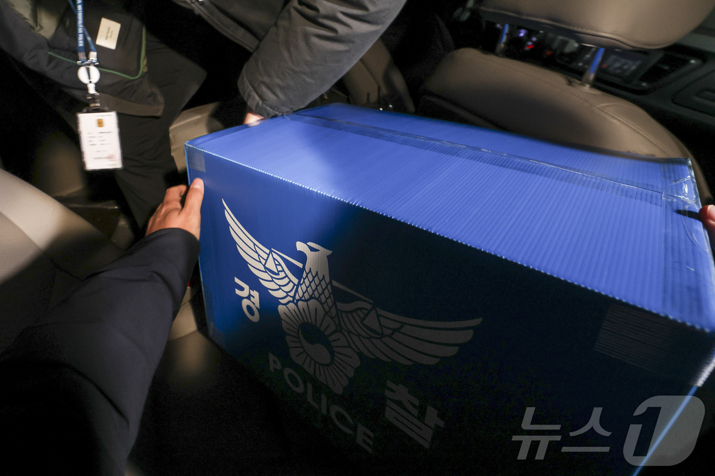 (서울=뉴스1) 김진환 기자 = 경찰이 대규모 개인정보 유출 사태를 빚은 쿠팡을 상대로 강제수사에 나선 9일 오후 서울 송파구 쿠팡 본사 사무실에서 압수수색을 마친 경찰들이 압수품 …