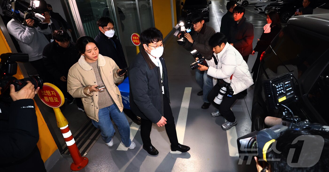 본문 이미지 - 경찰이 대규모 개인정보 유출 사태를 빚은 쿠팡을 상대로 강제수사에 나선 지난 9일 오후 서울 송파구 쿠팡 본사 사무실에서 압수수색을 마친 경찰들이 압수품을 옮기고 있다. (공동취재) /뉴스1 ⓒ News1 