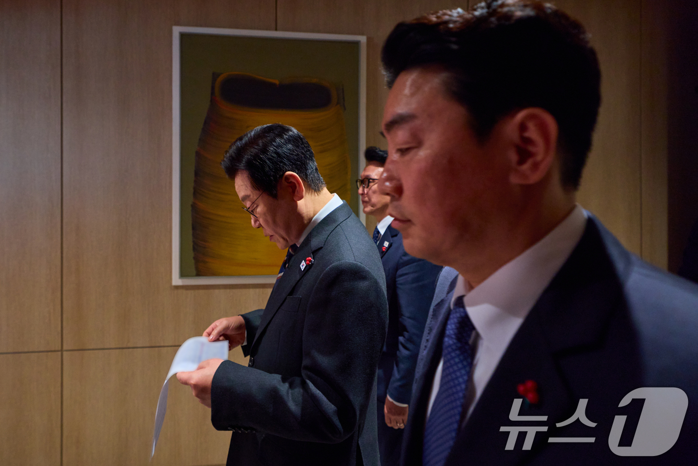 (서울=뉴스1) 허경 기자 = 이재명 대통령이 9일 서울 용산 대통령실 청사에서 열린 국무회의에 참석하며 자료를 보고 있다. (이재명 대통령 SNS. 재판매 및 DB 금지) 202 …