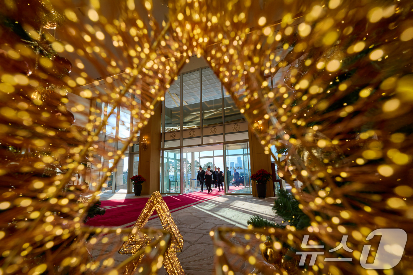 (서울=뉴스1) 허경 기자 = 이재명 대통령이 9일 서울 용산 대통령실 청사로 출근하고 있다. (이재명 대통령 SNS. 재판매 및 DB 금지) 2025.12.9/뉴스1