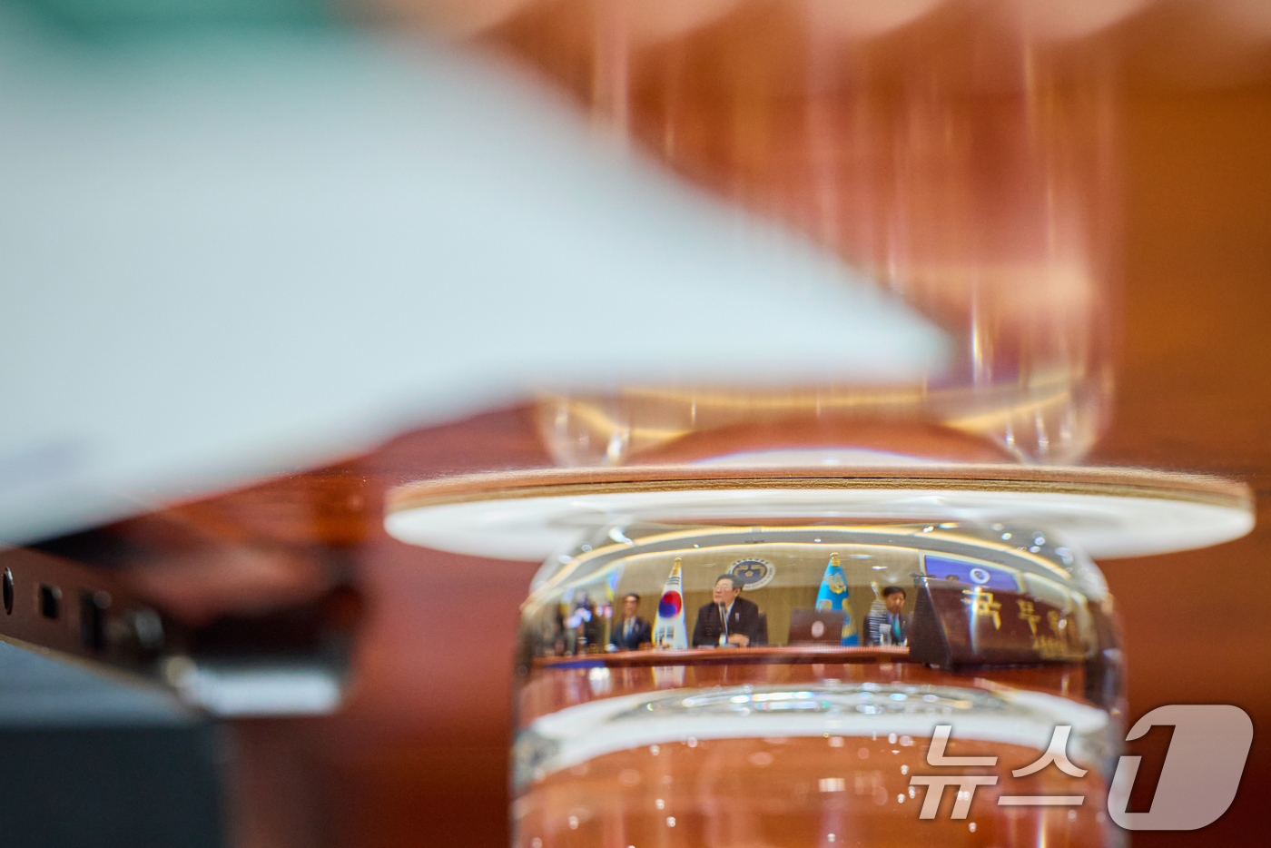(서울=뉴스1) 허경 기자 = 이재명 대통령이 9일 서울 용산 대통령실 청사에서 열린 국무회의에서 유리잔에 비춰지고 있다. (이재명 대통령 SNS. 재판매 및 DB 금지) 2025 …