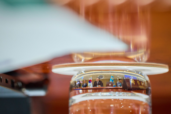 유리잔에 비친 이재명 대통령