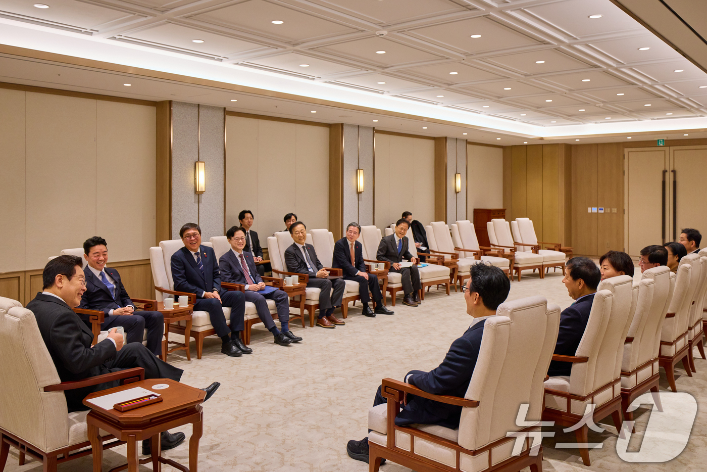 (서울=뉴스1) 허경 기자 = 이재명 대통령이 9일 서울 용산 대통령실 청사에서 국무회의 사전 차담을 하고 있다. (이재명 대통령 SNS. 재판매 및 DB 금지) 2025.12.9 …