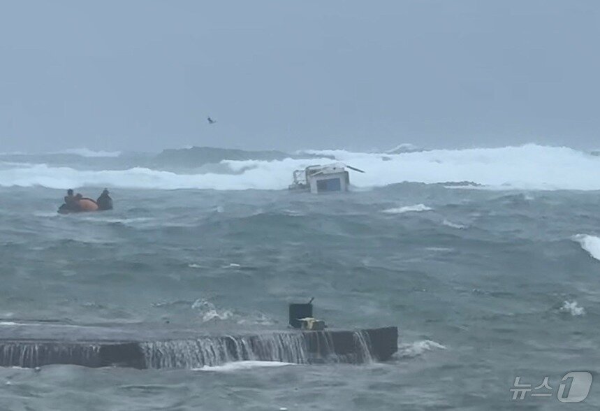 본문 이미지 - 1일 오전 오전 9시25분쯤 제주시 구좌읍 하도리 토끼섬 인근 해상에서 애월선적 33만선호&#40;29톤·승선원 8명&#41;와 삼광호&#40;32톤·승선원 7명&#41;가 좌초돼 구조작업이 진행되고 있다. &#40;제주해양경찰청 제공&#41; 2025.2.1/뉴스1