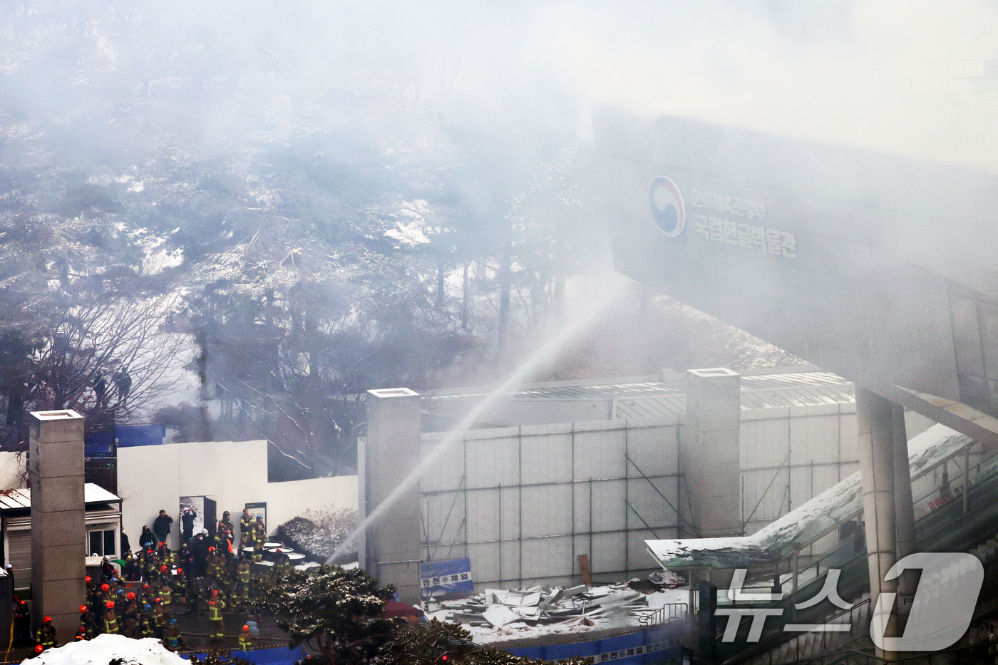 (서울=뉴스1) 황기선 기자 = 1일 오전 서울 용산구 국립한글박물관 옥상에서 화재가 발생, 소방대원들이 화재 진압 작전을 펼치고 있다.소방 당국에 따르면 이날 화재는 3층 내부 …