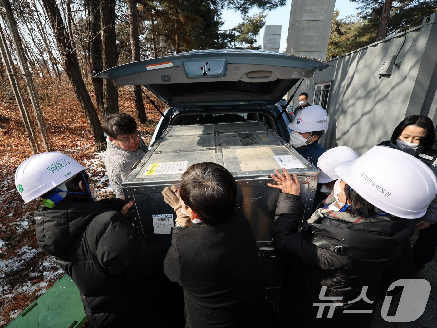 본문 이미지 - 1일 서울 용산구 국립한글박물관에서 화재가 발생해 문화재청 등 관계자들이 소장품을 옮기고 있다. 소방 당국에 따르면 이날 화재는 3층 내부 공사 용접 절단 작업 중 발생한 것으로 추정되며 근로자 4명은 자력 대피, 2명은 구조했으나, 수색 중 철근 낙하물로 인해 다친 구조대원 1명이 병원으로 이송됐다고 밝혔다. 2025.2.1/뉴스1 ⓒ News1 황기선 기자