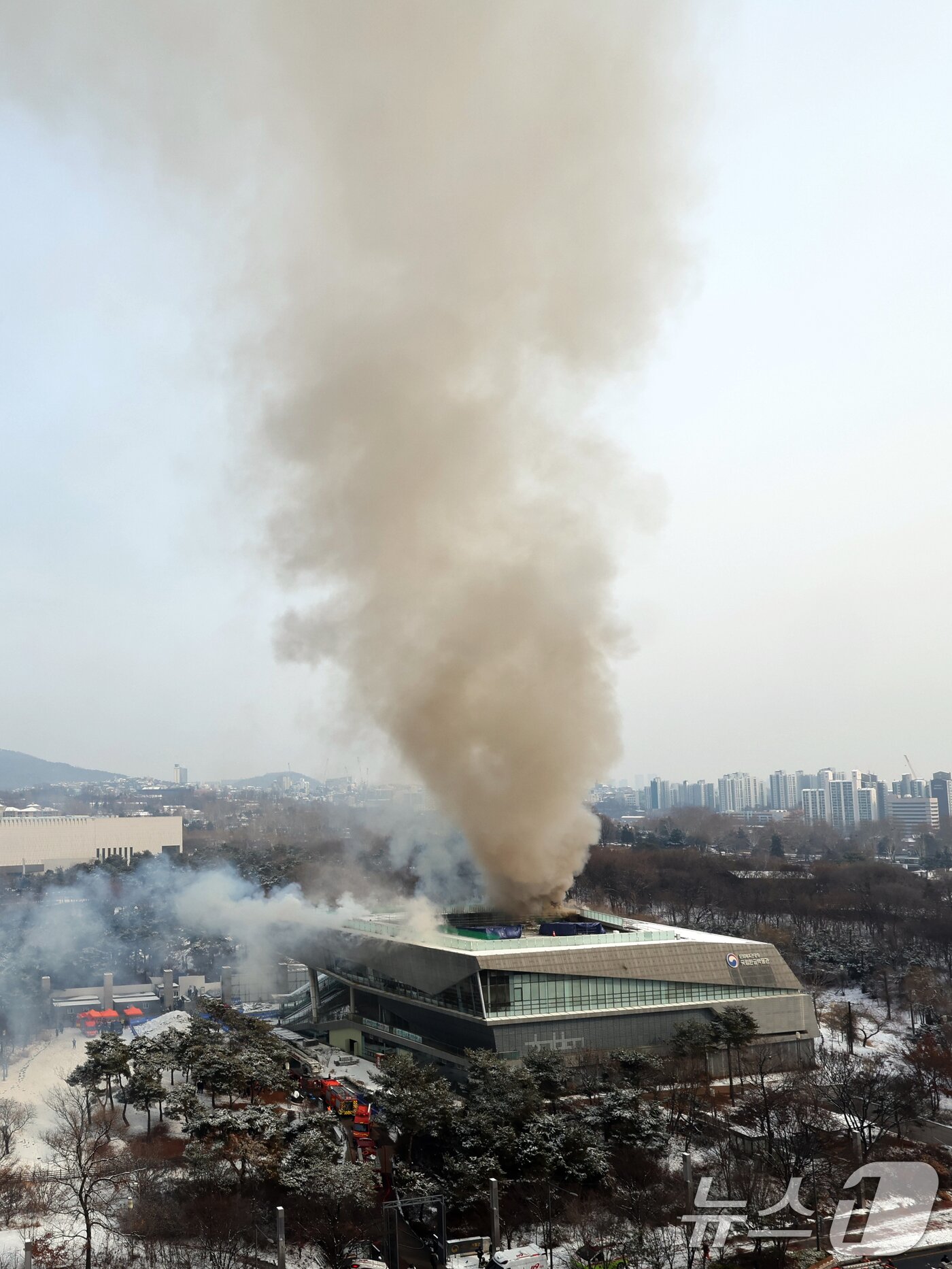 본문 이미지 - 1일 오전 서울 용산구 국립한글박물관 옥상에서 화재가 발생, 연기가 솟구치고 있다. 이날 화재는 3층 내부 공사 용접 절단 작업 중 발생한 것으로 추정되며 근로자 4명은 자력 대피, 2명은 구조했으나 구조대원 1명이 다쳐 병원으로 이송됐다고 밝혔다. 2025.2.1/뉴스1 ⓒ News1 황기선 기자