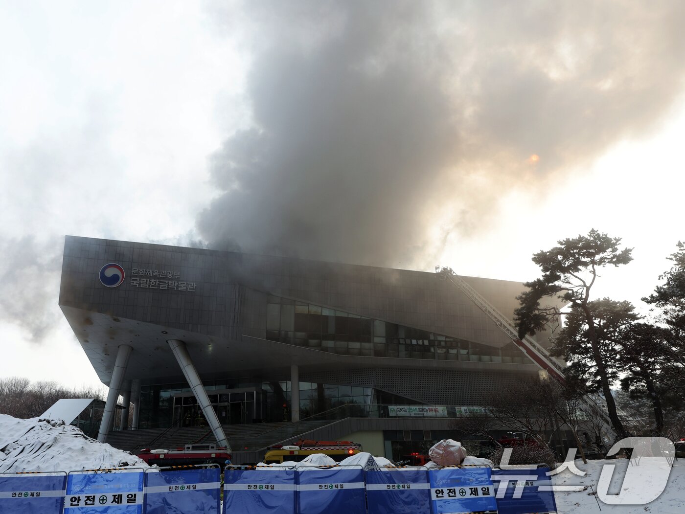 본문 이미지 - 1일 오전 서울 용산구 국립한글박물관 옥상에서 화재가 발생, 연기가 솟구치고 있다. 이날 화재는 3층 내부 공사 용접 절단 작업 중 발생한 것으로 추정되며 근로자 4명은 자력 대피, 2명은 구조했으나 구조대원 1명이 다쳐 병원으로 이송됐다고 밝혔다. 2025.2.1/뉴스1 ⓒ News1 황기선 기자