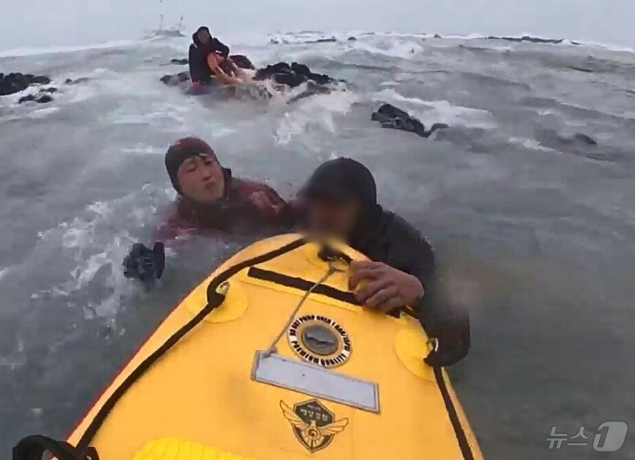 본문 이미지 - 1일 오전 9시 25분쯤 제주시 구좌읍 하도리 토끼섬 인근 해상에서 좌초된 애월선적 &#39;33만선호&#39;&#40;29톤·승선원 8명&#41;와 &#39;삼광호&#39;&#40;32톤·승선원 7명&#41;의 승선원이 구조되고 있는 모습.&#40;제주해양경찰청 제공&#41;2025.2.1/뉴스1