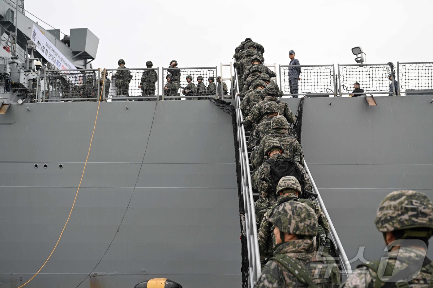 (서울=뉴스1) = 1일 경남 진해 군항에서 코브라골드 연합훈련에 참가하는 해병대 장병들이 해군 노적봉함에 승함하고 있다. (해군 제공) 2025.2.1/뉴스1