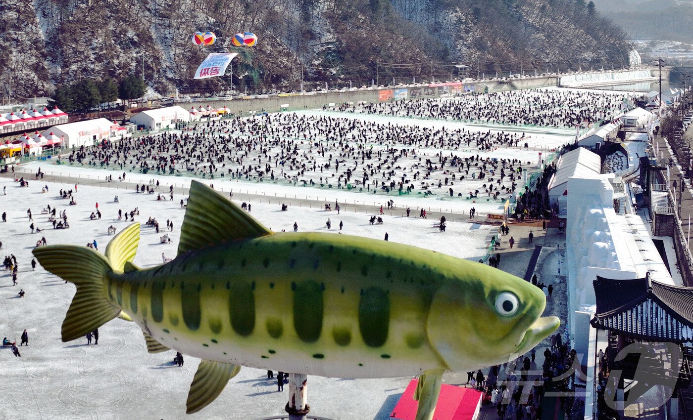 본문 이미지 - 1일 강원 화천군 화천산천어축제장에서 관광객들이 축제 폐막을 하루 앞두고 얼음낚시를 즐기고 있다.(화천군 제공) 2025.2.1/뉴스1 ⓒ News1 한귀섭 기자