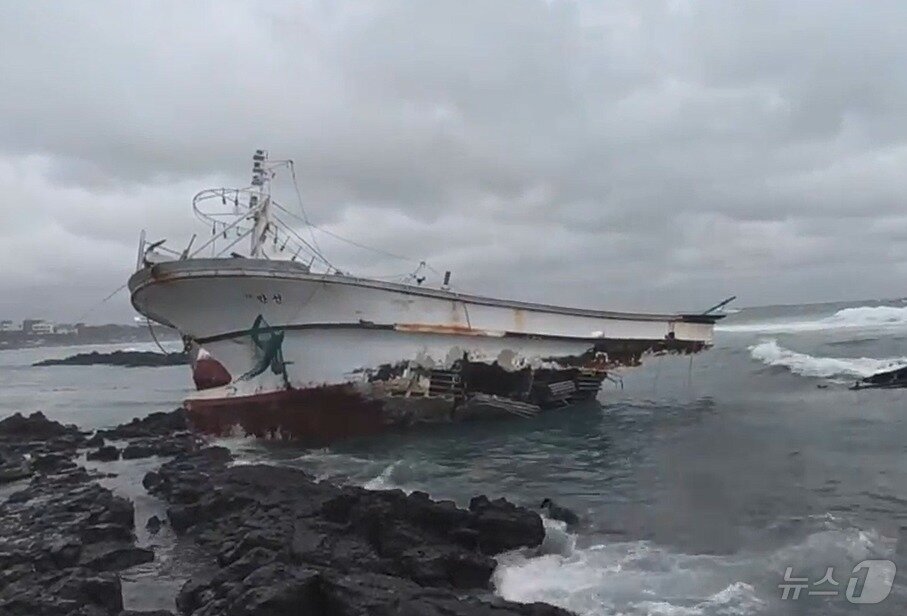 본문 이미지 - 지난 1일 오전 9시 25분쯤 제주시 구좌읍 하도리 토끼섬 인근 해상에서 좌초된 애월선적 &#39;33만선호&#39;&#40;29톤·승선원 8명&#41;와 &#39;삼광호&#39;&#40;32톤·승선원 7명&#41;가 반파돼 있다. &#40;제주해양경찰청 제공&#41;.2025.2.1/뉴스1 ⓒ News1 홍수영 기자