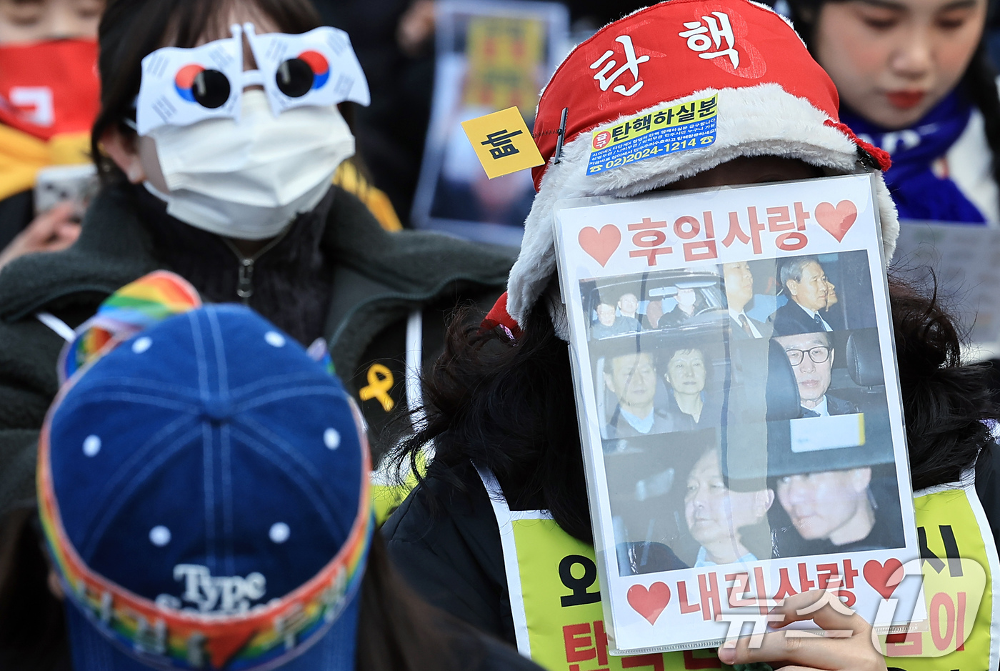 (서울=뉴스1) 박정호 기자 = 1일 오후 서울 종로구 경복궁역 일대에서 열린 윤석열 대통령 즉각 퇴진, 사회대개혁 범시민대행진 집회에서 참가자들이 윤 대통령의 파면 등을 촉구하고 …
