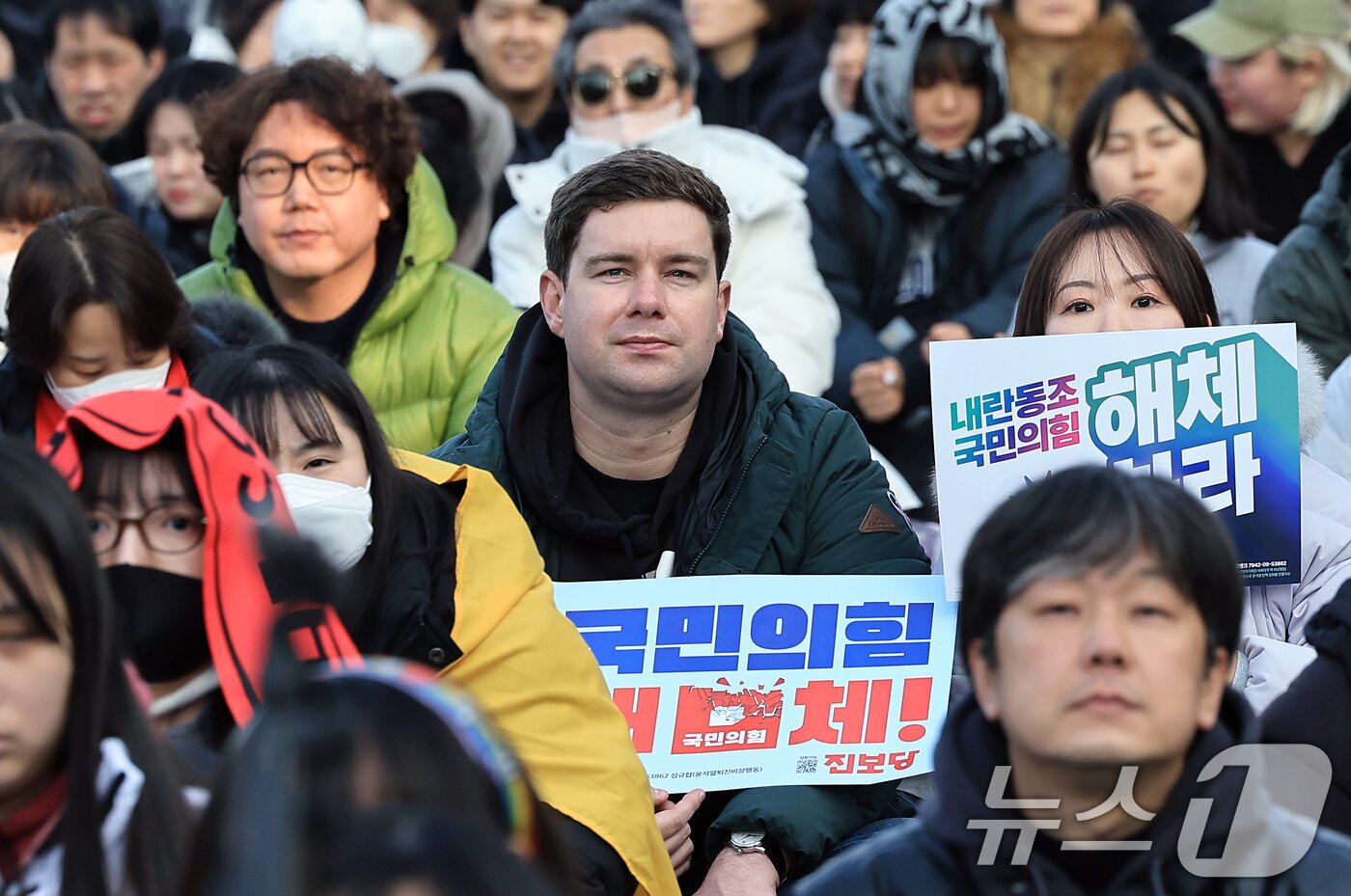 본문 이미지 - 1일 오후 서울 종로구 경복궁역 일대에서 열린 윤석열 대통령 즉각 퇴진, 사회대개혁 범시민대행진 집회에서 참가자들이 윤 대통령의 파면 등을 촉구하고 있다. 2025.2.1/뉴스1 ⓒ News1 박정호 기자