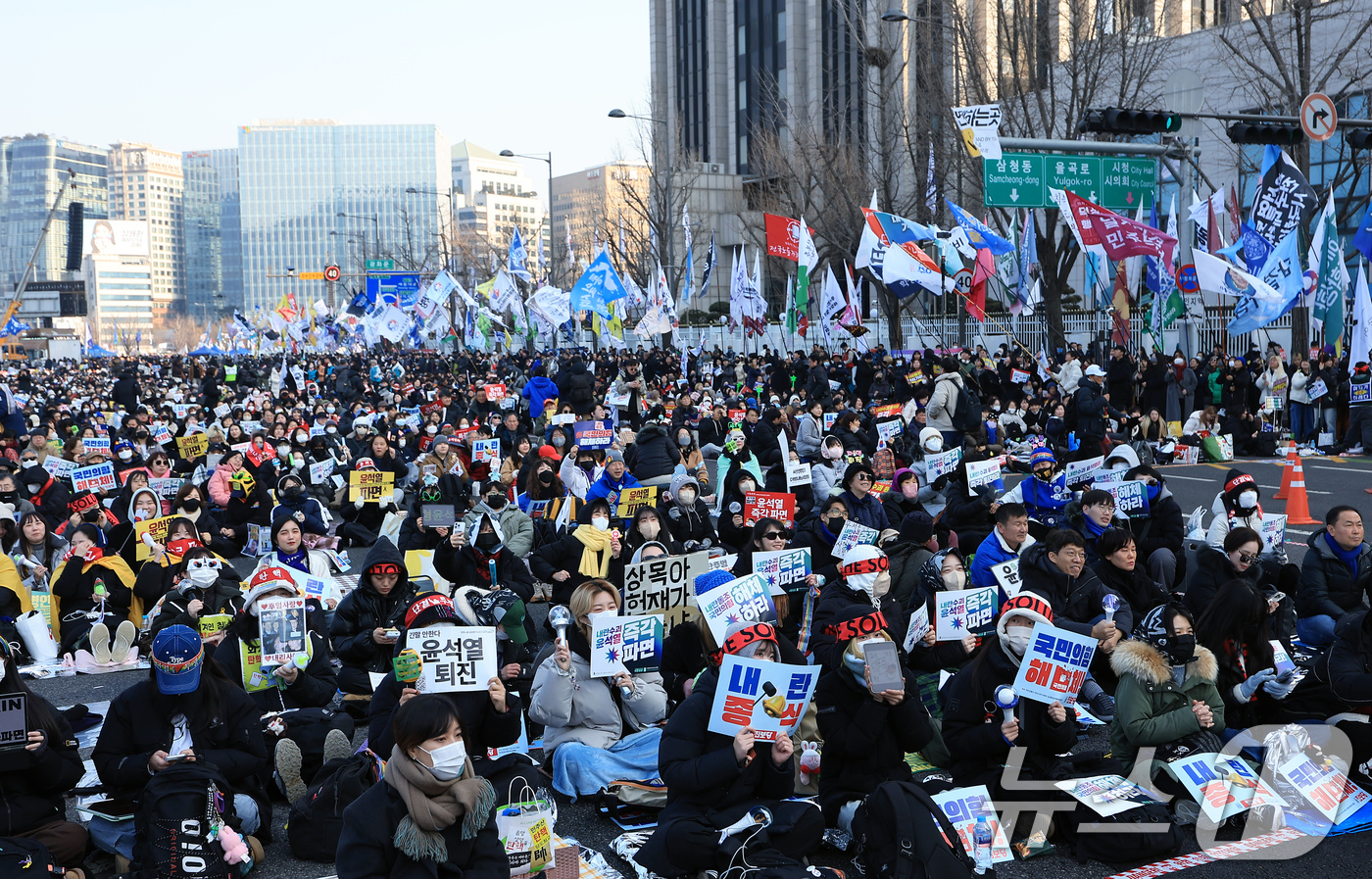 (서울=뉴스1) 박정호 기자 = 1일 오후 서울 종로구 경복궁역 일대에서 열린 윤석열 대통령 즉각 퇴진, 사회대개혁 범시민대행진 집회에서 참가자들이 윤 대통령의 파면 등을 촉구하며 …