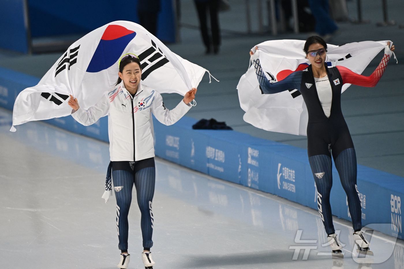 본문 이미지 - 2025 하얼빈 동계 아시안게임 스피드스케이팅 여자 500m에서 우승한 김민선(왼쪽). 오른쪽은 은메달리스트 이나현. ⓒ AFP=뉴스1