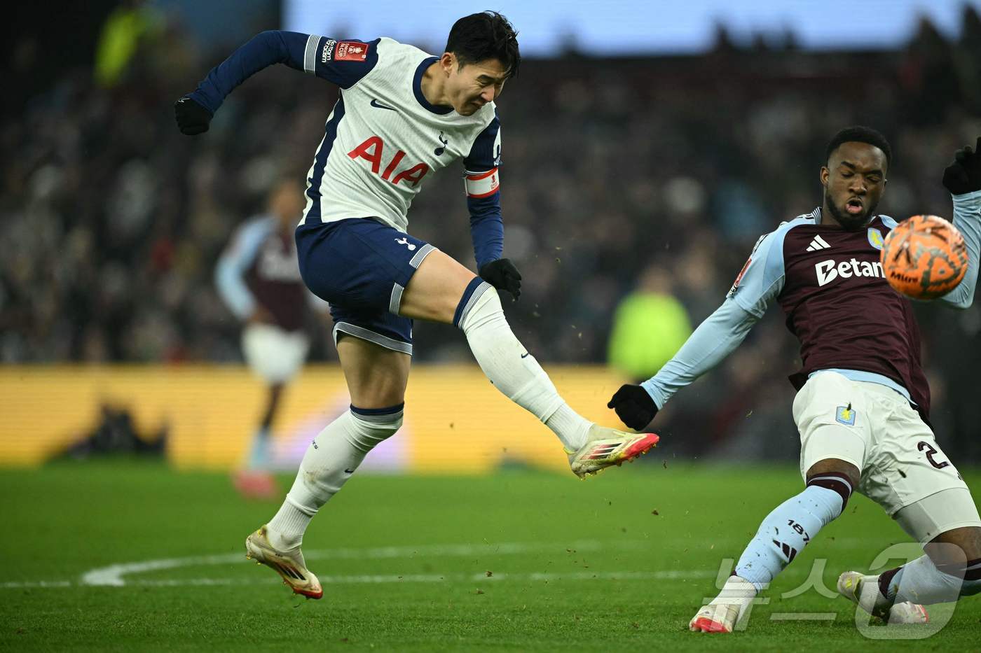 (버밍엄 AFP=뉴스1) 우동명 기자 = 토트넘의 손흥민이 9일(현지시간) 영국 버밍엄의 빌라 파크에서 열린 FA컵 32강전 애스턴 빌라와 경기 중 슈팅이 상대 선수 라마레 보가르 …