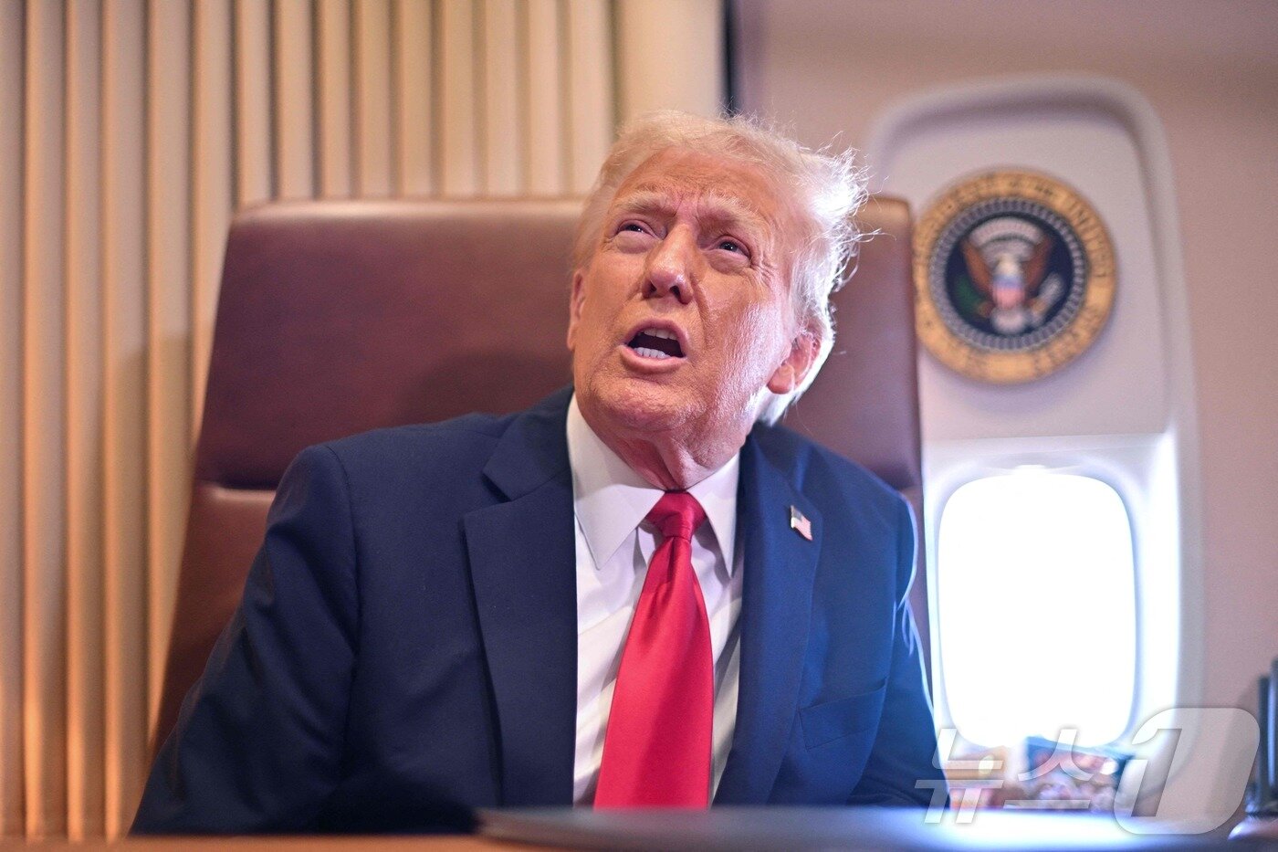 본문 이미지 - 도널드 트럼프 미국 대통령이 9일(현지시간) 미국프로풋볼(NFL) 결승전 경기가 열리는 뉴올리언스로 향하는 대통령전용기(에어포스원)에서 철강, 알루미늄에 대하 25% 관세 부과 계획을 밝히고 있다. ⓒ AFP=뉴스1 ⓒ News1 류정민 특파원