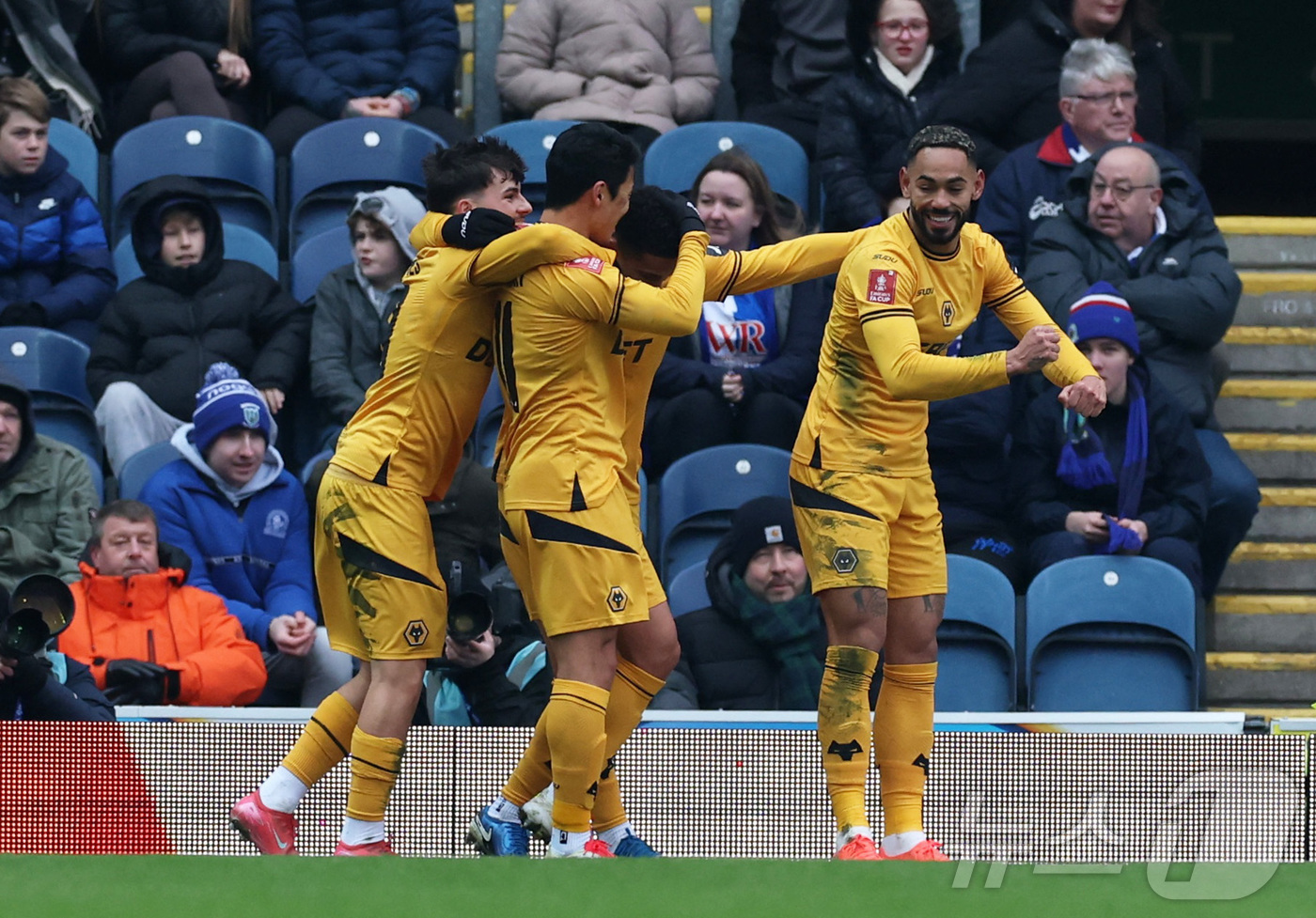 (블랙번 로이터=뉴스1) 우동명 기자 = 울버햄프턴의 황희찬이 9일(현지시간) 영국 랭커셔주 블랙번의 이우드 파크에서 열린 FA컵 32강전 블랙번과 경기서 주앙 고메스의 득점에 시 …