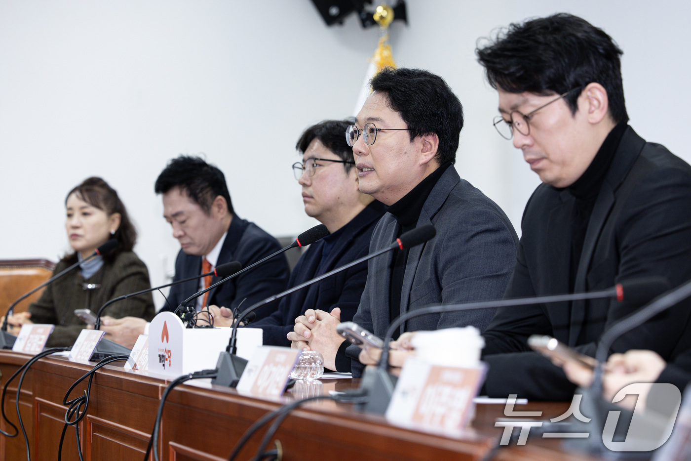 (서울=뉴스1) 이재명 기자 = 천하람 개혁신당 당대표 직무대행 겸 원내대표가 10일 오전 서울 여의도 국회에서 열린 최고위원회의에서 발언하고 있다. 2025.2.10/뉴스1