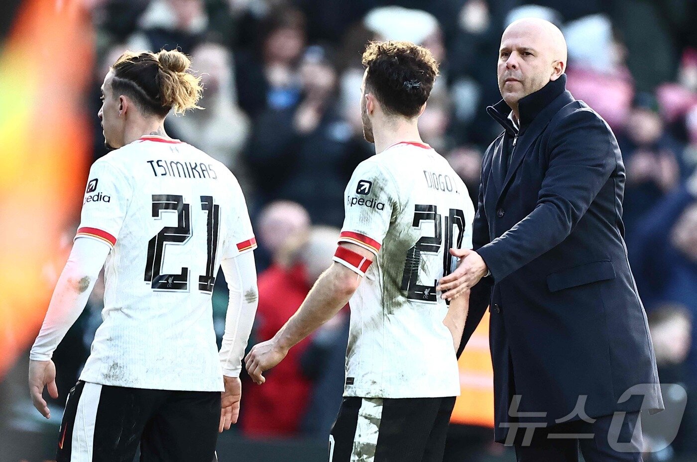 본문 이미지 - 잉글랜드축구협회(FA)컵 4라운드에서 탈락 후 선수들을 다독이는 리버풀의 아르네 슬롯 감독. ⓒ AFP=뉴스1