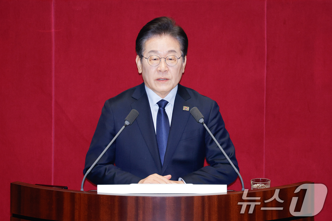(서울=뉴스1) 안은나 기자 = 이재명 더불어민주당 대표가 10일 서울 여의도 국회 본회의장에서 '회복과 성장'을 주제로 제422회 국회(임시회) 교섭단체 대표연설을 하고 있다. …