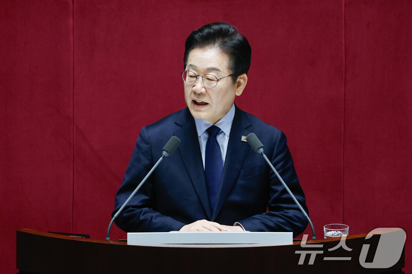 본문 이미지 - 이재명 더불어민주당 대표가 10일 서울 여의도 국회 본회의장에서 &#39;회복과 성장&#39;을 주제로 제422회 국회&#40;임시회&#41; 교섭단체 대표연설을 하고 있다. 2025.2.10/뉴스1 ⓒ News1 안은나 기자