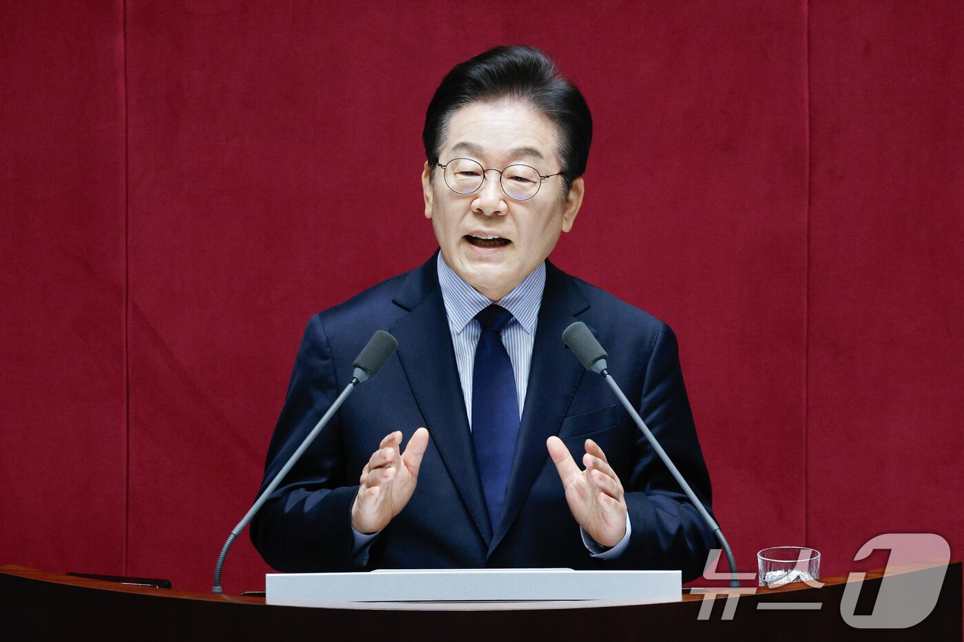본문 이미지 - 이재명 더불어민주당 대표가 10일 서울 여의도 국회 본회의장에서 &#39;회복과 성장&#39;을 주제로 제422회 국회&#40;임시회&#41; 교섭단체 대표연설을 하고 있다. 2025.2.10/뉴스1 ⓒ News1 안은나 기자