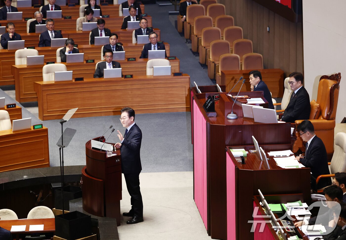 본문 이미지 - 이재명 더불어민주당 대표가 10일 오전 서울 여의도 국회에서 열린 본회의에서 교섭단체 대표연설을 하고 있다. 2025.2.10/뉴스1 ⓒ News1 김민지 기자
