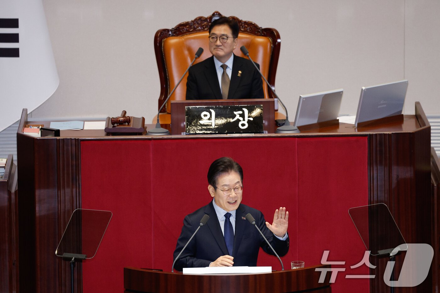 본문 이미지 - 이재명 더불어민주당 대표가 10일 서울 여의도 국회 본회의장에서 '회복과 성장'을 주제로 제422회 국회(임시회) 교섭단체 대표연설을 하고 있다. 2025.2.10/뉴스1 ⓒ News1 안은나 기자