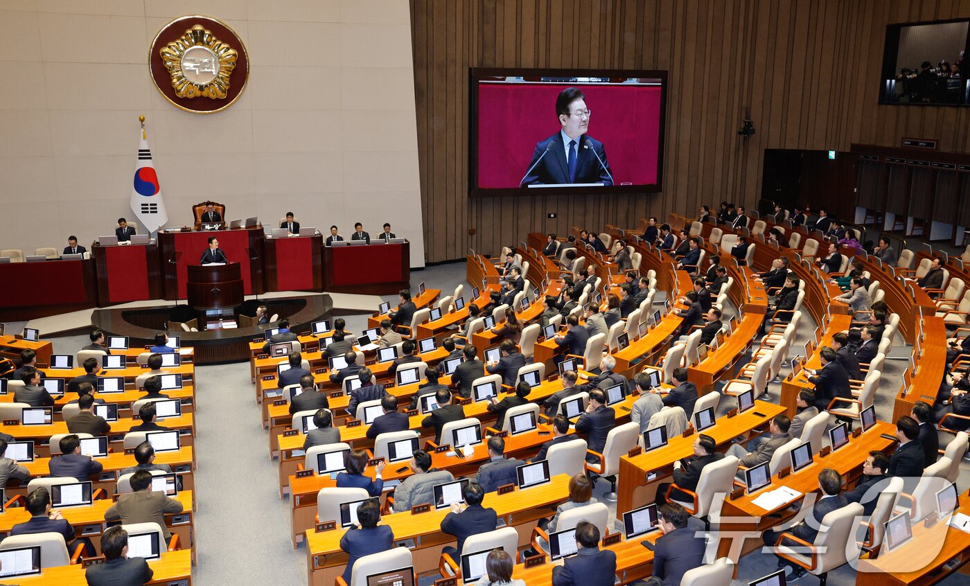 본문 이미지 - 이재명 더불어민주당 대표가 10일 서울 여의도 국회 본회의장에서 &#39;회복과 성장&#39;을 주제로 제422회 국회&#40;임시회&#41; 교섭단체 대표연설을 하고 있다. 2025.2.10/뉴스1 ⓒ News1 안은나 기자