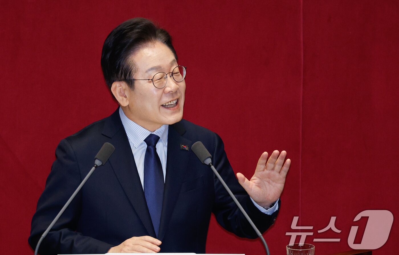 본문 이미지 - 이재명 더불어민주당 대표가 10일 서울 여의도 국회 본회의장에서 &#39;회복과 성장&#39;을 주제로 제422회 국회&#40;임시회&#41; 교섭단체 대표연설을 하고 있다. 2025.2.10/뉴스1 ⓒ News1 안은나 기자