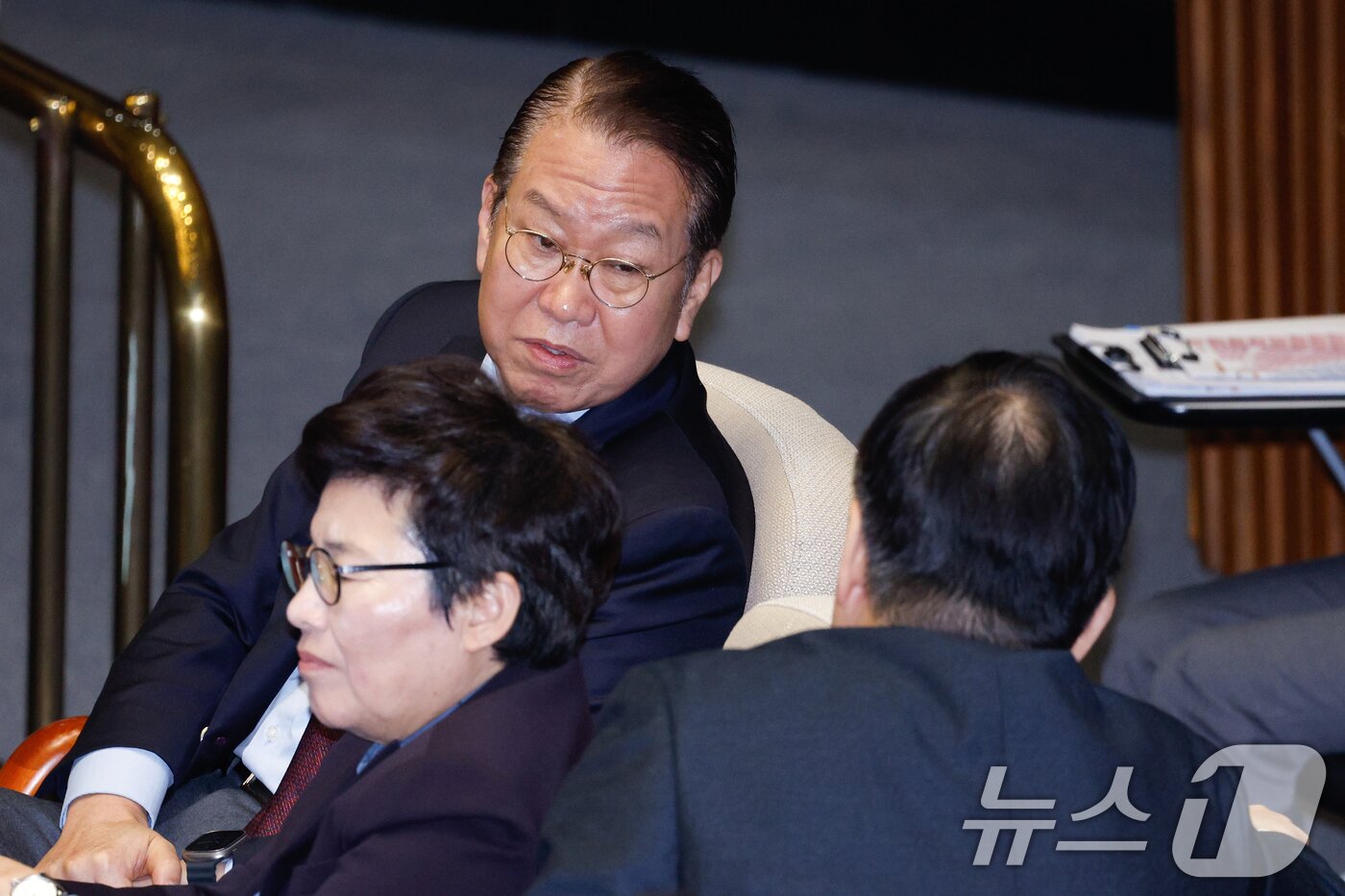 본문 이미지 - 권영세 국민의힘 비상대책위원장이 10일 서울 여의도 국회 본회의장에서 이재명 더불어민주당 대표의 교섭단체 대표연설을 듣던 중 최형두 비대위원과 대화하고 있다. 2025.2.10/뉴스1 ⓒ News1 안은나 기자