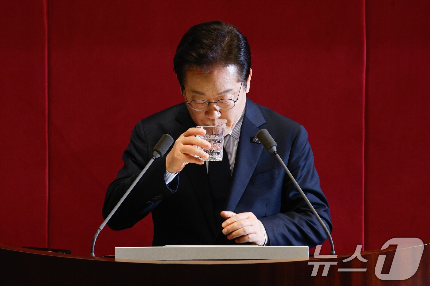 본문 이미지 - 이재명 더불어민주당 대표가 10일 서울 여의도 국회 본회의장에서 &#39;회복과 성장&#39;을 주제로 제422회 국회&#40;임시회&#41; 교섭단체 대표연설을 하기 전 물을 마시고 있다. 2025.2.10/뉴스1 ⓒ News1 안은나 기자